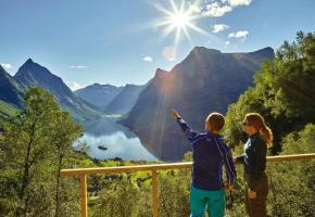 Le Hjørundfjord est un bras de fjord de 35 km qui s’étend au sud d’Ålesund. BP