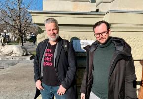 Antoine Piguet (à g.) et Gary Ahlgren à l’entrée du palais de justice de Montbenon. FNT