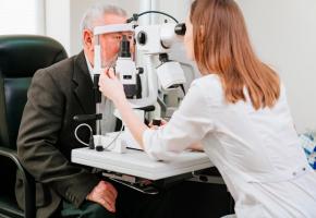 Un examen attentif de l’œil permet de dépister et traiter la maladie à un stade précoce, le plus souvent à l’aide de simples gouttes oculaires quotidiennes. 123RF Un examen attentif de l’œil permet de dépister et traiter la maladie à un stade précoce, le plus souvent à l’aide de simples gouttes oculaires quotidiennes. 123RF