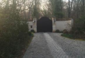 La discrétion est de mise aux alentours du domaine du champion de F1. DR La discrétion est de mise aux alentours du domaine du champion de F1. DR