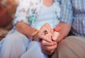 Envisager l'intimité des seniors revient à mener une réflexion éthique et sociale. ISTOCK/CITY PRESSE