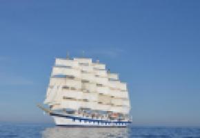 Le Royal Clipper offre au vent plus de 5000 mètres carrés de voilure pour le plus grand plaisir des passagers. Le pont vu du mât. Des marins équilibristes. Lever de soleil près de Minorque. 