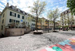 Réaménagée et piétonnisée en espace convivial, la rue Pré-du-Marché est victime de son succès. En médaillon, les toilettes fermées en 2018. SANTISO Réaménagée et piétonnisée en espace convivial, la rue Pré-du-Marché est victime de son succès. En médaillon, les toilettes fermées en 2018. SANTISO