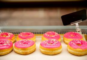 Le Lausannois Xavier Marra a ouvert son magasin de donuts en août dernier et remporte un joli succès depuis. PHOTOS MISSON-TILLE/DR Le Lausannois Xavier Marra a ouvert son magasin de donuts en août dernier et remporte un joli succès depuis. PHOTOS MISSON-TILLE/DR