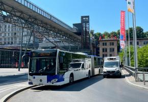 La ligne 17 s’arrête désormais au Flon. En médaillon, la conseillère communale Séverine Graff. CA La ligne 17 s’arrête désormais au Flon. En médaillon, la conseillère communale Séverine Graff. CA