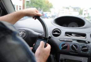 Trop d'automobilistes conduisent en téléphonant. DR Trop d'automobilistes conduisent en téléphonant. DR