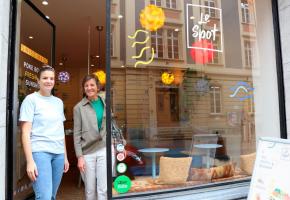 Laure Oriol avec une collaboratrice du Spot, take-away participant situé à la rue du Midi à Lausanne. DR