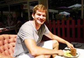  Thomas Wiesel adore la terrasse du café de la Grenette, à Lausanne. SHNEITER