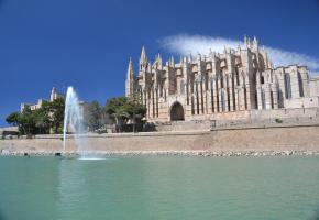  La cathédrale Santa Maria de Palma de Majorque (la Seu) vue depuis le Parc de la Mar. Passeig del Born, promenade ombragée de Palma. Le château du Gibralfaro, Málaga. Plage au centre de Málaga..