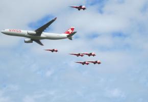 Un airbus 330 encadré par la patrouille suisse, au dessus de Payerne, le week-end dernier. DR.