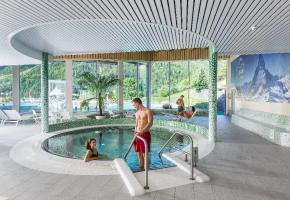 Savourer les bienfaits des bains, au chaud, dans une eau entre 30 et 35 degrés. PHOTOS THERMALP  Les bassins extérieurs offrent une vue magnifique sur un cirque de montagnes impressionnant. Le chalet de Kalbermatten. 