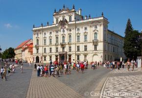  Parmi les ponts de Prague sur la Vltava, le plus célèbre est le pont Charles (au centre) avec ses statues et ses tours fortifiées. Le monument à Franz Kafka, de Jaroslav Róna. La place du château avec, au fond, le cloître et la Basilique Saint-Georges. Prague offre au visiteur le charme d’une ville historique qui mèle vieilles pierres et attractions modernes.