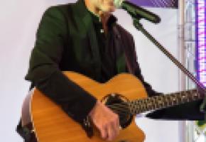 Le célèbre chanteur est l'un des jurés du casting Kids Voice. DR