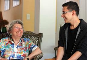 Seniors et jeunes se retrouvent enfin grâce à un nouveau modèle de cohabitation. DR Seniors et jeunes se retrouvent enfin grâce à un nouveau modèle de cohabitation. DR