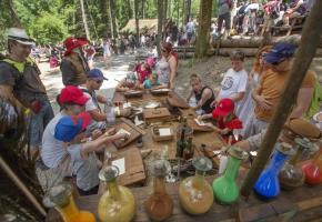  Défilé en musique dans la forêt. PHOTOS LE PETIT PAYS Certaines rencontres peuvent surprendre. Spectaculaires joutes équestres.