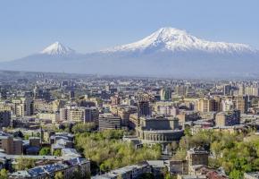 Erevan, avec derrière, le Mont Ararat, montagne sacrée des Arméniens. DR
