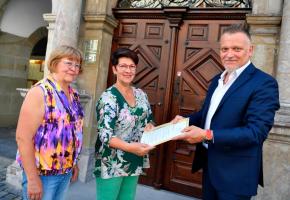 Magali Fracheboud (à gauche) et Otilia Dobre (au milieu) ont remis leur pétition à Nicola Di Giulio, président du Conseil communal. VERISSIMO