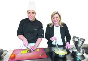 Nuria Gorrite, Conseillère d‘État, Cheffe du DIRH accompagnée de Bryan Bellin apprenti de 3ème année au restaurant de l'Hôtel Mirabeau à Lausanne