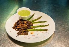 Asperges vertes rôties et morilles étuvées, fin velouté en sauce 