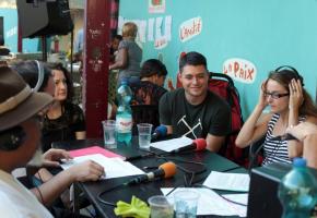 La Caravane des quartiers, c'est aussi des émissions radio en public et en direct. La Caravane des quartiers, c'est aussi des émissions radio en public et en direct.