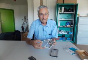  François Marthaler et le fairphone, démonté. DR