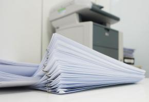 Un document imprimé au mauvais endroit et c’est la spirale. istock Un document imprimé au mauvais endroit et c’est la spirale. istock