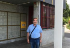Eric Voruz, ex-Syndic, devant l’office de poste dont il tente, en vain, d’empêcher la fermeture. Eric Voruz, ex-Syndic, devant l’office de poste dont il tente, en vain, d’empêcher la fermeture.