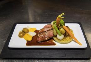 Poitrine de canard colvert sauvage caramélisée au vin cuit, mi-figue-mi-raisin. Poitrine de canard colvert sauvage caramélisée au vin cuit, mi-figue-mi-raisin.