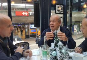 Jean Ziegler (au centre), entouré par les journalistes Philippe Kottelat et Charaf Abdessemed, considère la mort comme un scandale. DR Jean Ziegler (au centre), entouré par les journalistes Philippe Kottelat et Charaf Abdessemed, considère la mort comme un scandale. DR