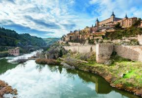 Le Tage baigne Tolède tandis que l’Alcazar domine la capitale de la communauté autonome Castille-La Manche. GETTYIMAGES 