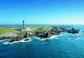 Construit en 1863, le phare du Créac’h est le plus puissant d’Europe. Il abrite, à ses pieds, le célèbre musée des Phares et Balises, un des atouts majeurs du Parc naturel régional d’Armorique. CRTB - Nicolas Job