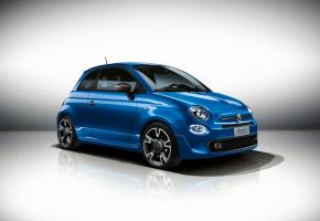 FIAT 500 C S • Les retouches stylistiques ne modifient que très peu sa silhouette. Toujours aussi craquante, la Fiat 500 s’adapte. FIAT 500 C S • Les retouches stylistiques ne modifient que très peu sa silhouette. Toujours aussi craquante, la Fiat 500 s’adapte.