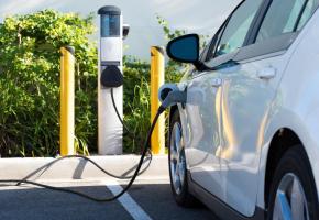 A Lausanne, les bornes de recharge pour les voitures électriques se font encore rares. dr