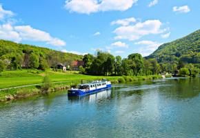 Le canal de Marne pour une promenade apaisante au fil de l’eau. CROISIEUROPE/DR L’abbaye d’Hautvillers, berceau du Champagne. DR La cathédrale de Reims compte 2303 sculptures… DR Les croisières sont ponctuées par le passage des écluses. DR 