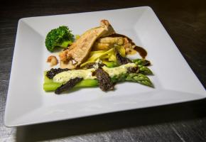 Filet de pintade fermière aux écrevisses et bouquet d’asperges vertes vaudoises Filet de pintade fermière aux écrevisses et bouquet d’asperges vertes vaudoises