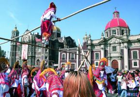Le calendrier des fêtes fait la place belle au folklore traditionnel. DR 