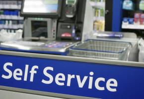  Les caisses en libre service se multiplient dans le canton. dr