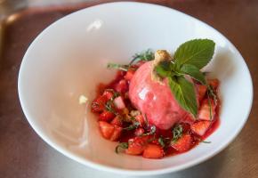 Soupe de fraises à la menthe et son sorbet