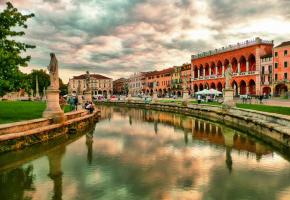 Le Prato della Valle de Padoue, la plus grande place d’Italie et l’une des plus grandes de toute l’Europe.dr Le Prato della Valle de Padoue, la plus grande place d’Italie et l’une des plus grandes de toute l’Europe.dr