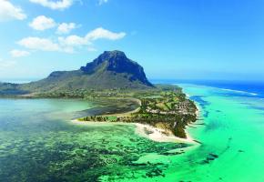Au pied de la montagne du Morne, le «Paradis Beachcomber Golf Resort & Spa» entouré par l’océan Indien.  
