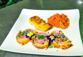  Saucisson en croûte, pommes savoyardes et carottes glacée