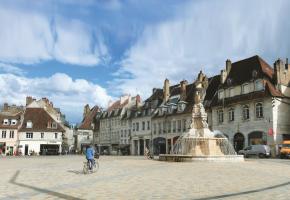 La ville épouse le Doubs.