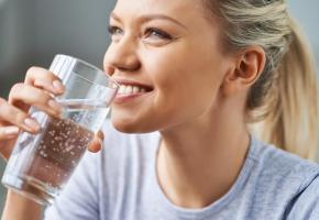  Boire 1,5 litre par jour est suffisant pour garder son corps bien hydraté. ISTOCK