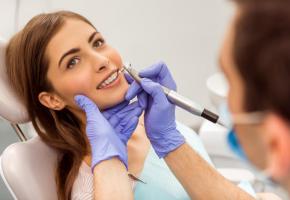  Avoir des dents alignées, c’est aujourd’hui très tendance. dr