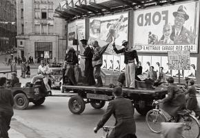 1947: Saint-François, charriage autour d’un événement et réunion quotidienne d’étudiants à midi. DR 1947: Saint-François, charriage autour d’un événement et réunion quotidienne d’étudiants à midi. DR