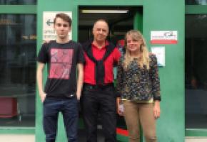 Marylou et Evan, deux apprentis qui ont brillamment réussi cet été leur CFC d’employé de commerce, en compagnie du Commandant, le Colonel Pierre-Alain Raemy». dr Marylou et Evan, deux apprentis qui ont brillamment réussi cet été leur CFC d’employé de commerce, en compagnie du Commandant, le Colonel Pierre-Alain Raemy». dr