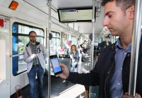  «Pour les usagers, c’est l’occasion de donner leur opinion et d’être entendus, tout en recevant un feedback» Fernando Simas, collaborateur scientifique au Laboratoire de sociologie urbaine de l’EPFL UrbyMe est en phase de test pendant un mois dans le métro m1 et m2. dr