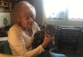  Ruth Morf Steudler avec un de ses chats auxquels elle vous un amour sans bornes. ca 