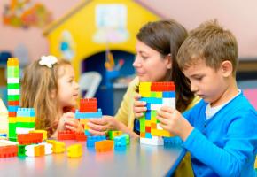 Les assistantes à l’intégration aident les enfants qui ont des besoins spécifiques. En médaillon Aristides Pedraza, syndicaliste. 123RF Les assistantes à l’intégration aident les enfants qui ont des besoins spécifiques. En médaillon Aristides Pedraza, syndicaliste. 123RF