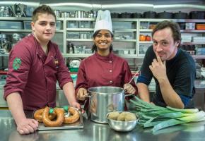  De gauche à droite, Cédric Meystre, apprenti  boucher à la boucherie Wyler, à Lucens, Faaisa Cali Awes, apprentie employée en cuisine à la Fondation Le Repuis, à Grandson et Alain Huys, apprenti maraîcher à Denges. ARC/SIEBER